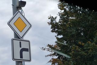 Jedu po hlavní, tak neblikám. Velmi častý omyl, říkají autoškoly - Médium.cz